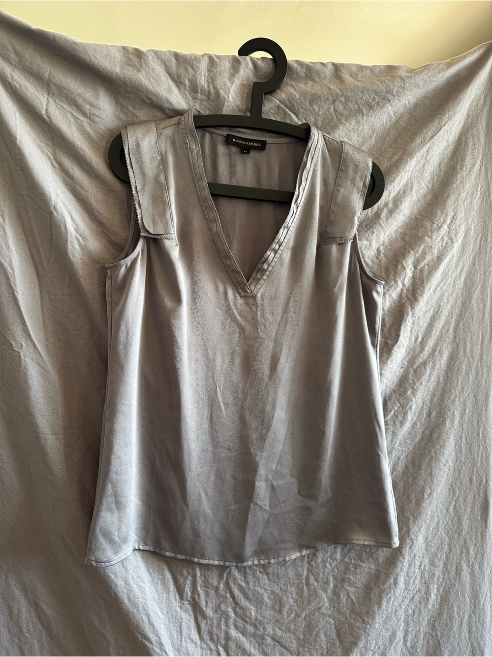 Banana Republic Light Gray Satin V-Neck Sleeveless Shell size Medium M